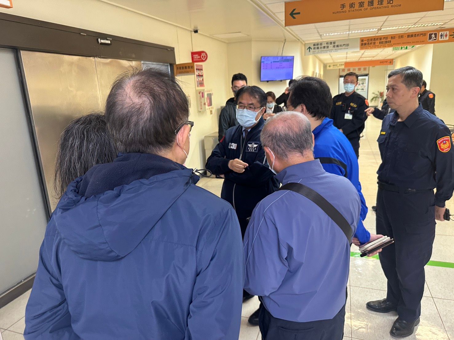 持足療刀追砍路人至派出所門口　黃偉哲曝「群警衝出壓制」影像