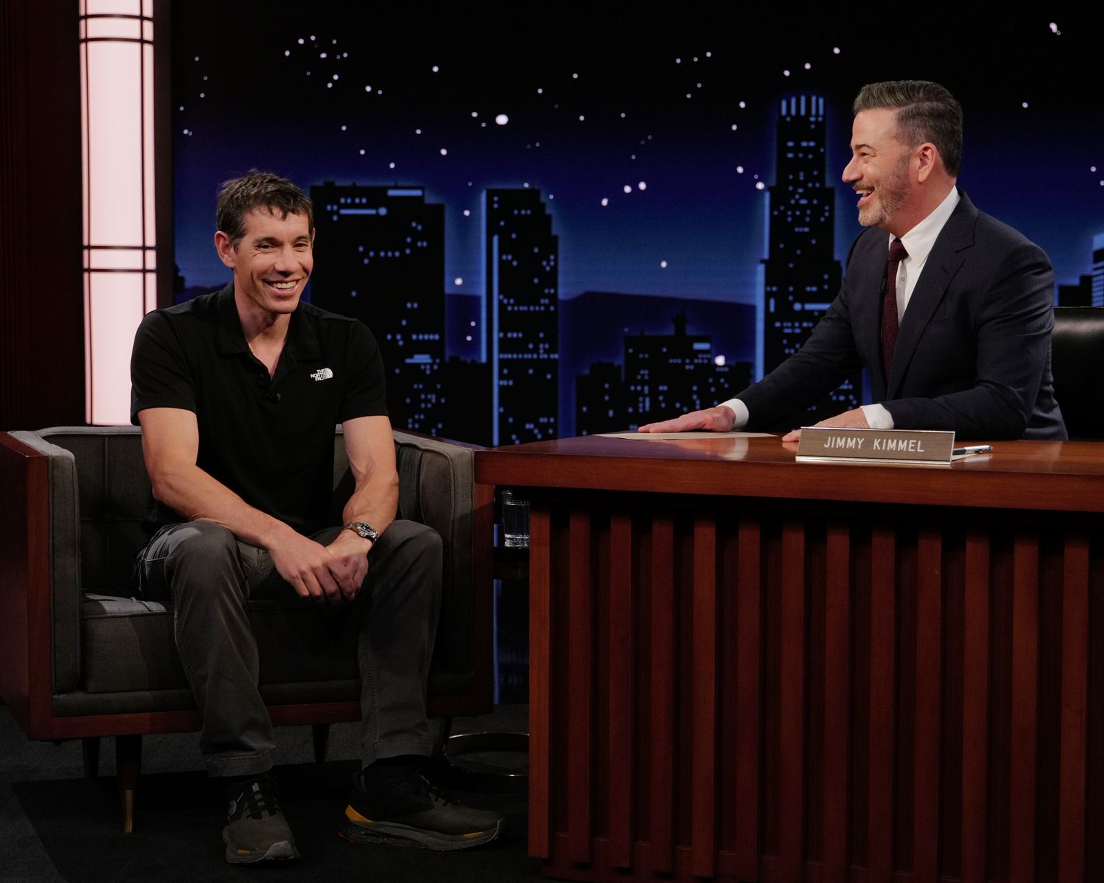 爬完101再上《吉米夜現場》　霍諾德說人群比高度嚇人