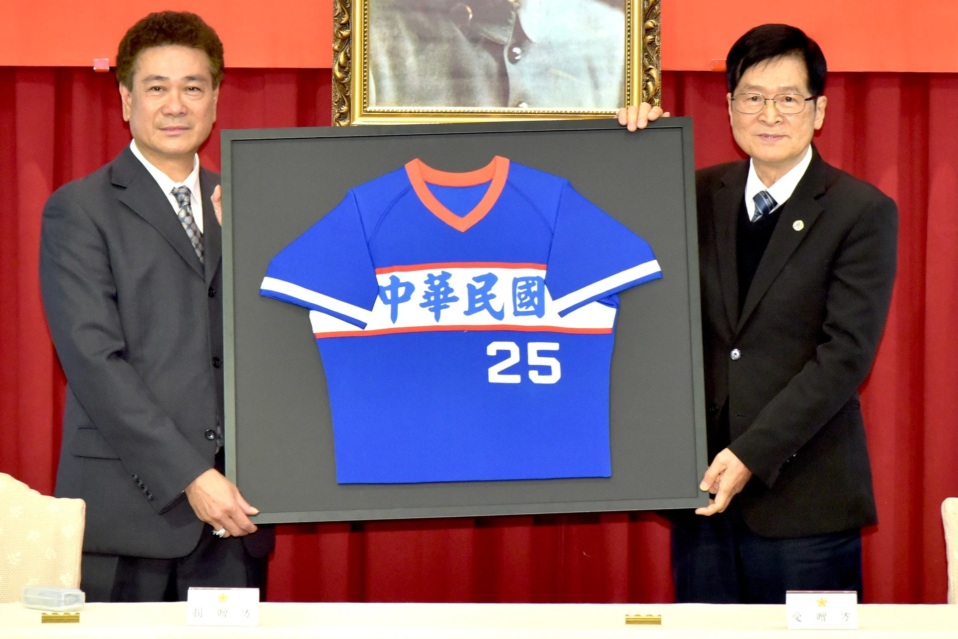 陳義信捐出棒球文物予退輔會典藏　洪一中憶「20勝年代」輝煌戰績