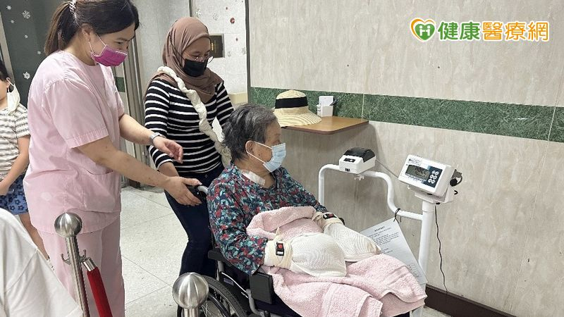 越洋陪診：當父母獨自回診　海外子女聽不到的「醫囑真相」